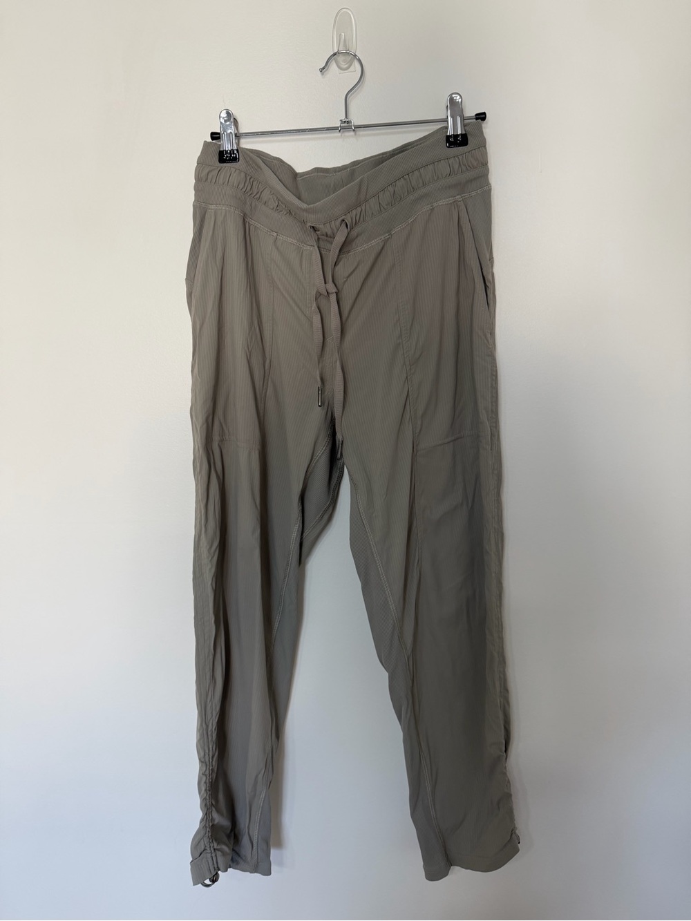 Lululemon Hiking Cargo Jogger Pants Women’s 6 Taupe Lightweight Travel Outdoor